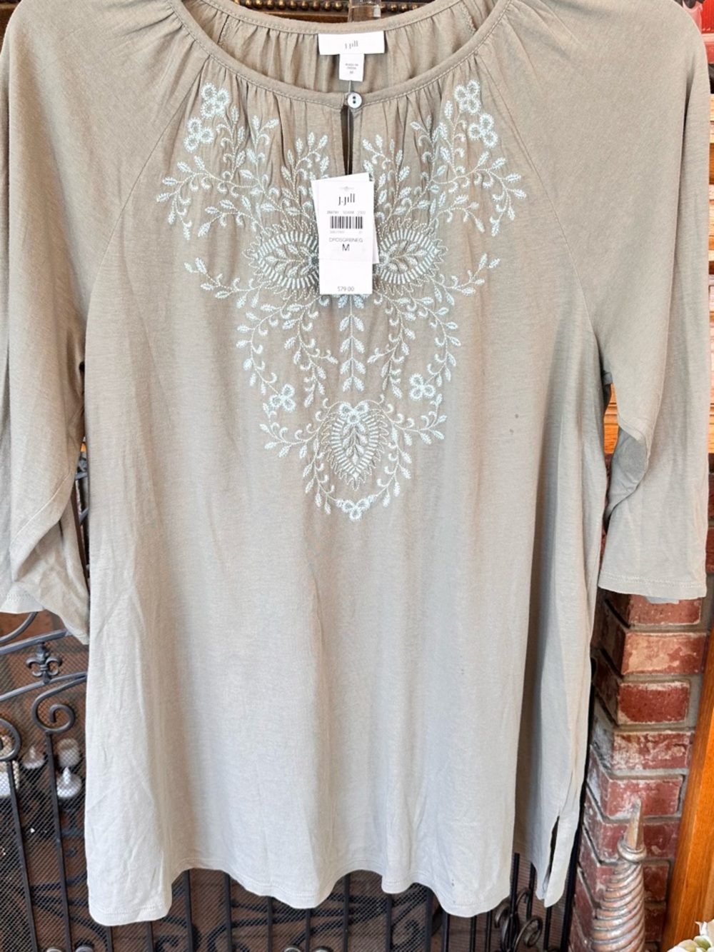 JJill NWT Size M, Pale “Army” Green Embroidered Round Neck Tunic, 21” pit to pit